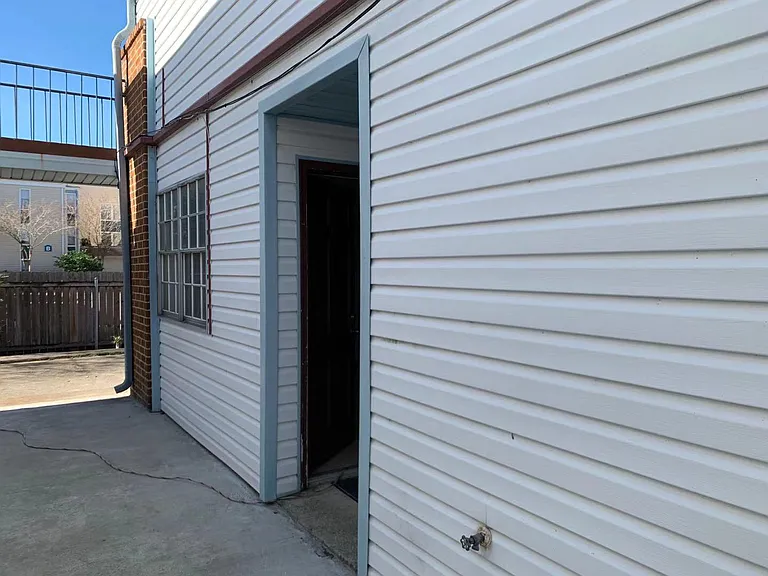 2212 Houma Blvd — Photo 1