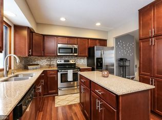 1075 Robinhood Pl, Shoreview, MN 55126