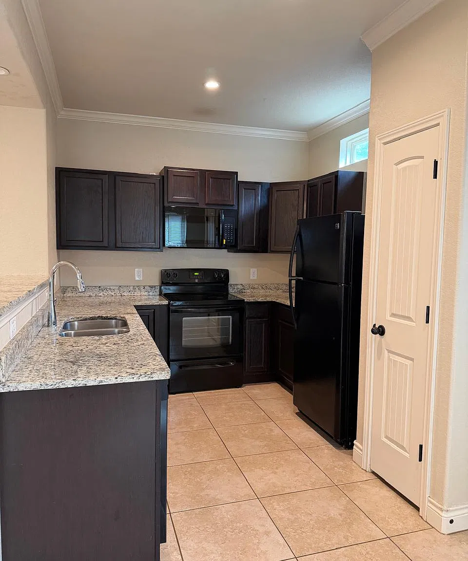 3 bed, 2.5 bath, 1324 sqft, $1,475 — Photo 3