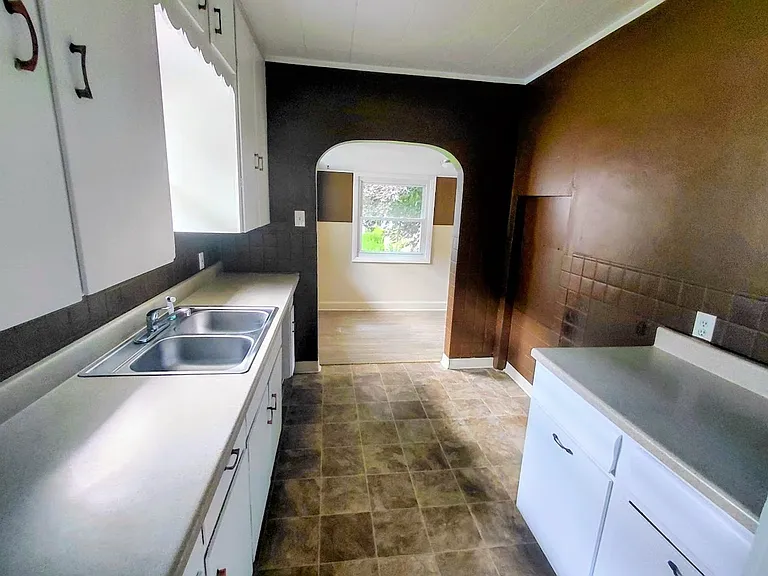 455 Allenford St — Photo 5