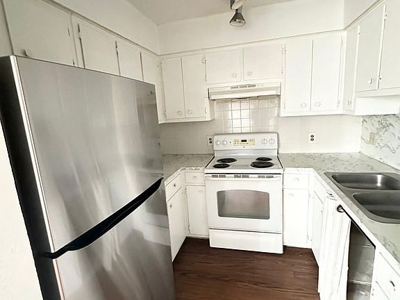 3rd image of 3522 Oakwood Dr APT 14
