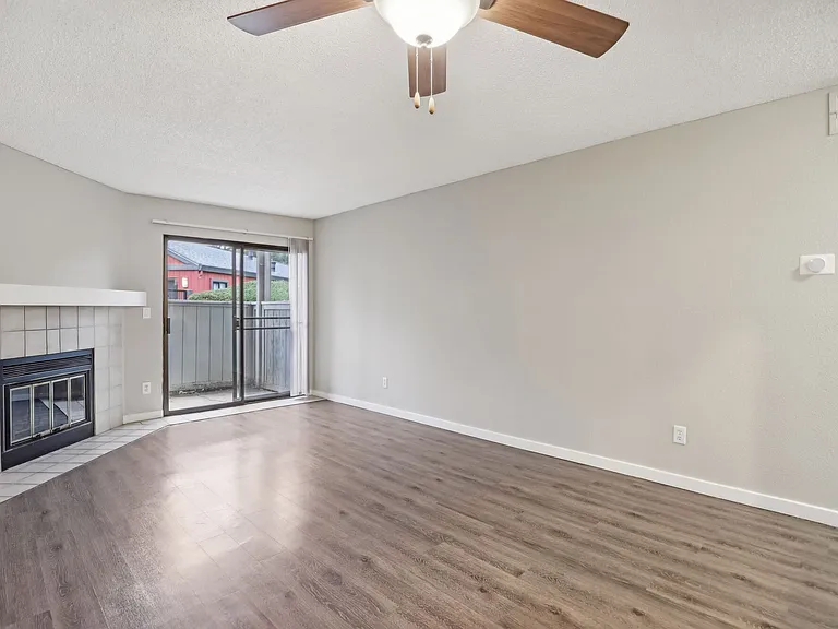 Ellington Apartments — Photo 16