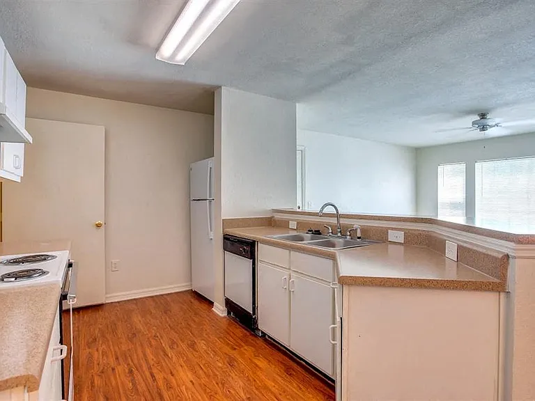 Spinnaker Reach Apartments — Photo 11