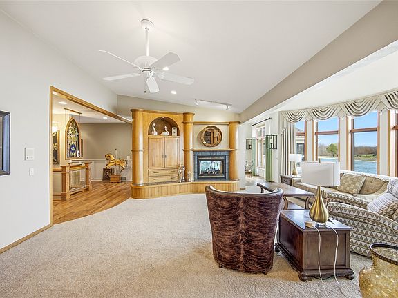 3rd image of 809 NE Vail Ct