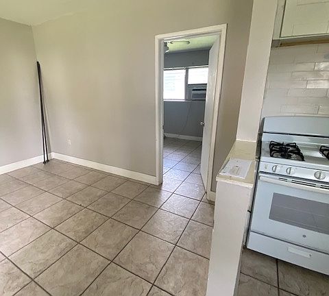 3rd image of 501 SW 4th Ave APT 2