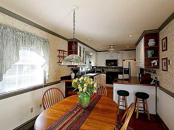 4th image of 704 Leonard Ln