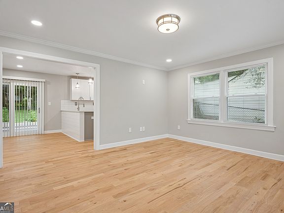 5th image of 1335 E Washington Ave