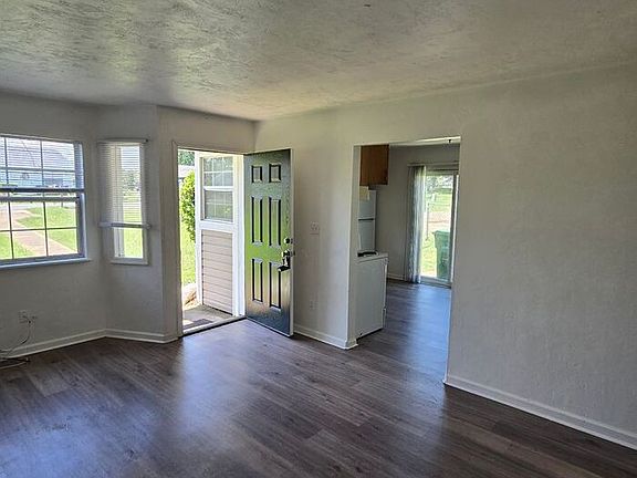 3rd image of 2653 Chateau Ln