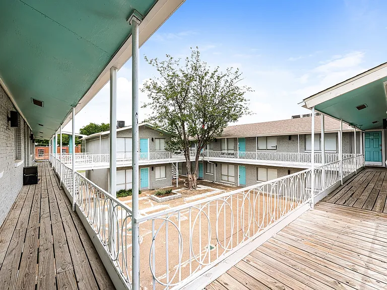 Monarch Court — Photo 4