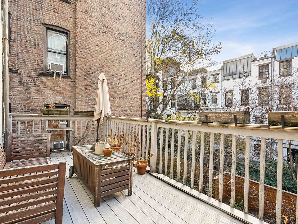 1st image of 212 E 11th St APT 3