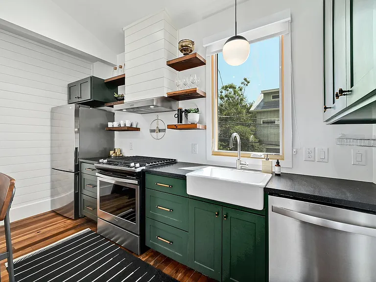 1105 E 9th St #2 — Photo 10