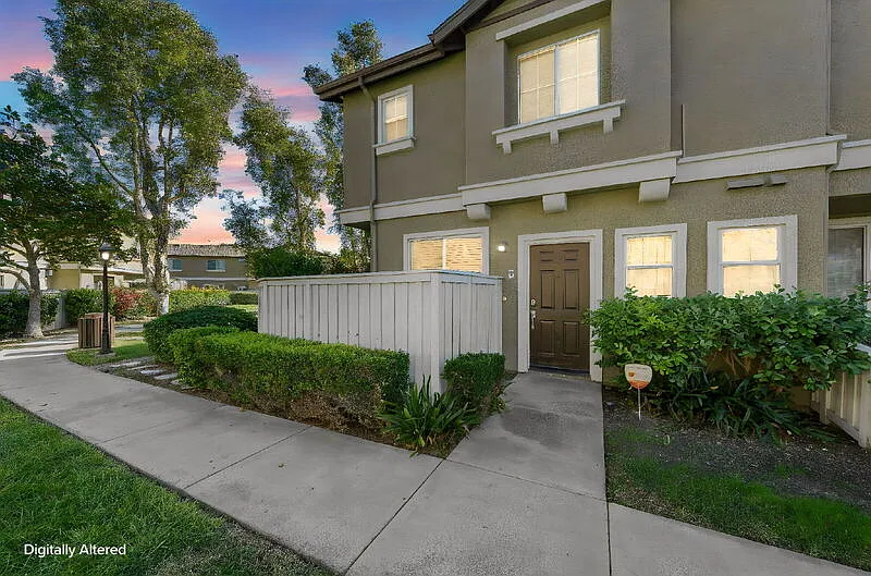 3 bed, 2.5 bath, 1321 sqft, $3,850 — Photo 2