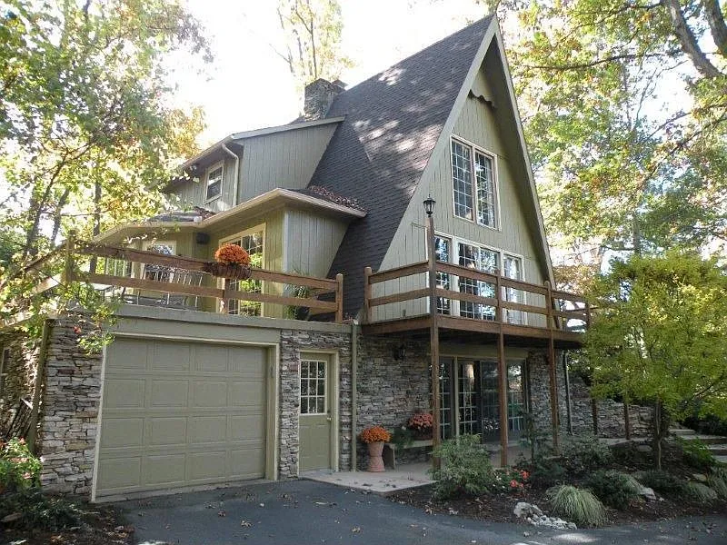 138 Maple Dr photo 1