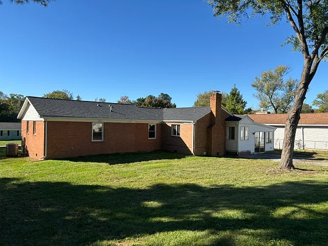 3 bed, 2060 sqft, $2,350 — Photo 3