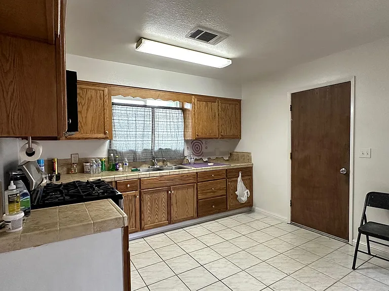 1217 E Kennedy St — Photo 3