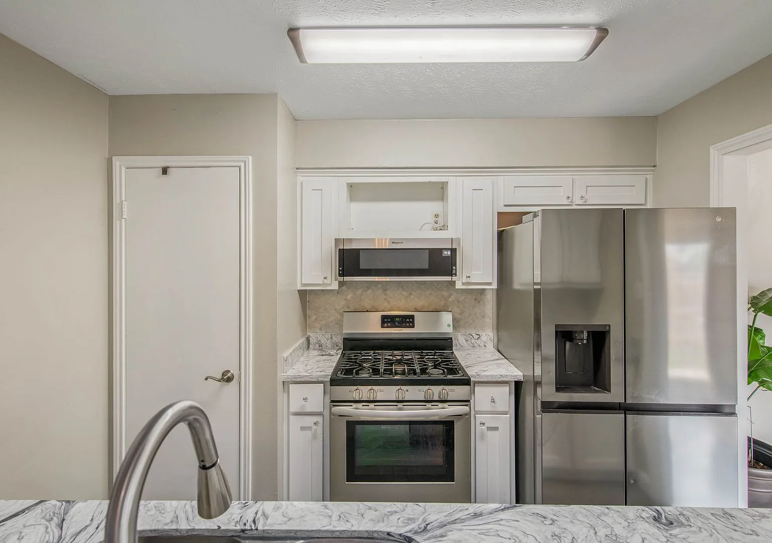 Adorably Updated 2/1 Townhome w/ Yard & Garage Available in April! — Photo 2