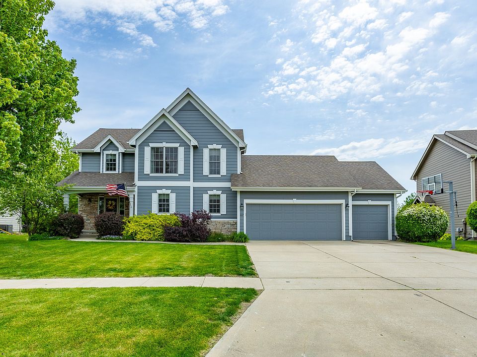1st image of 207 SW Oakmont Dr