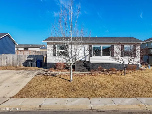 661 4th Ave SE, Dickinson, ND 58601