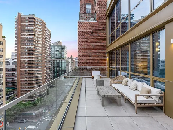 250 East 25th Street image 3 of 20