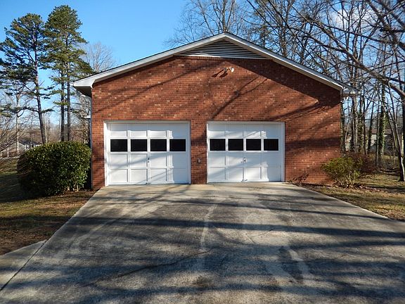 4th image of 924 Overbrook Dr