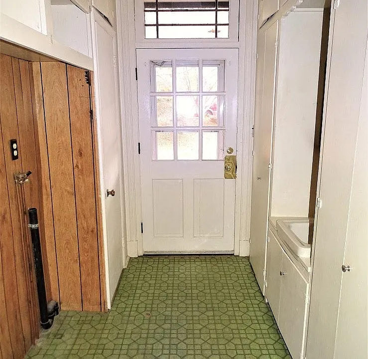 Foyer & Laundry