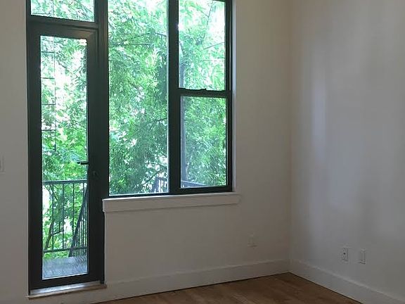 2nd image of 3459 Vernon Blvd Ste 1