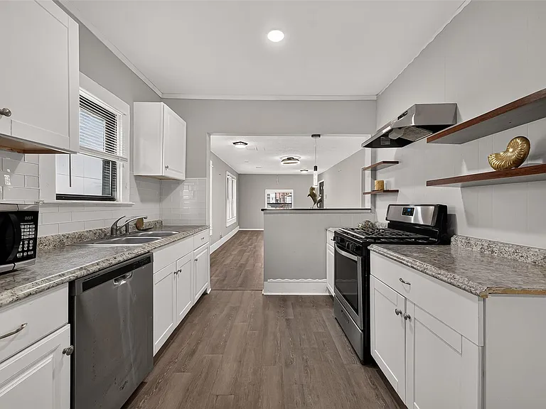 1507 Laird St — Photo 8