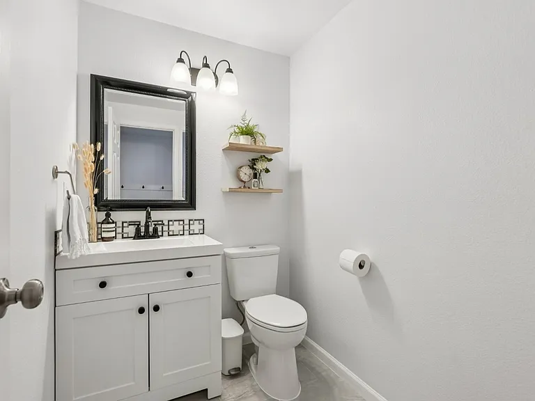 16001 NE 4th Way — Photo 12