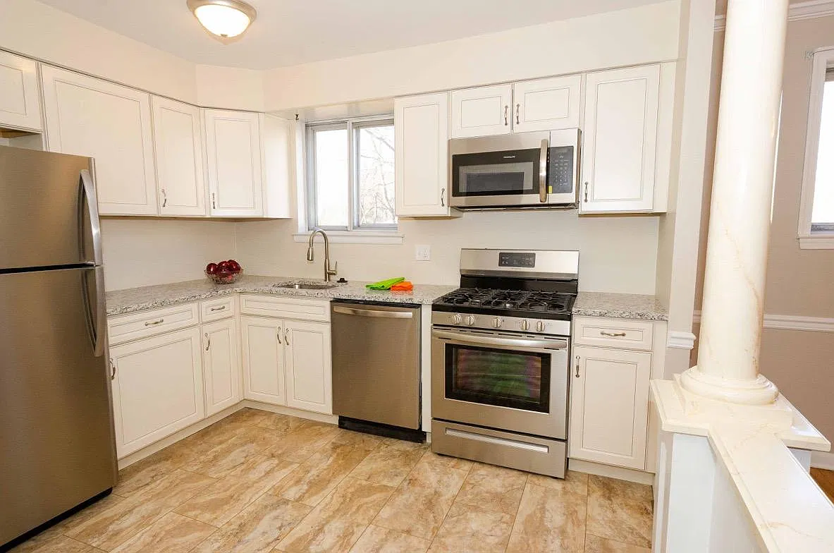 3 bed, 1.5 bath, 1375 sqft, $2,400 — Photo 3