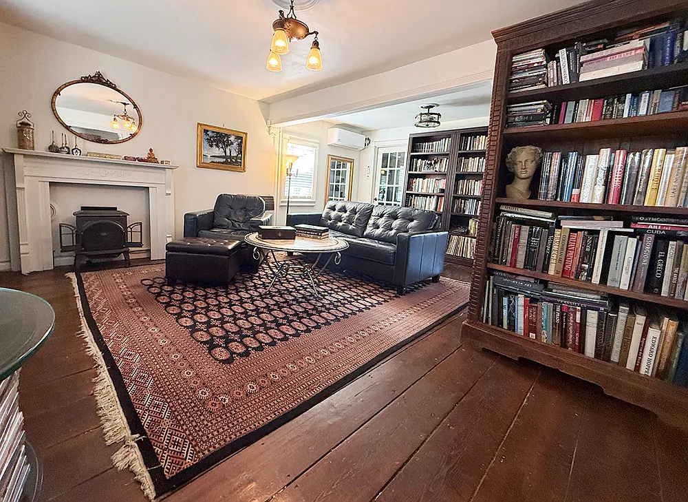 Living room - 928 Columbia St
