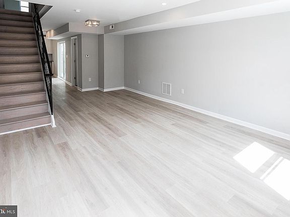 2nd image of 2526 Memphis St