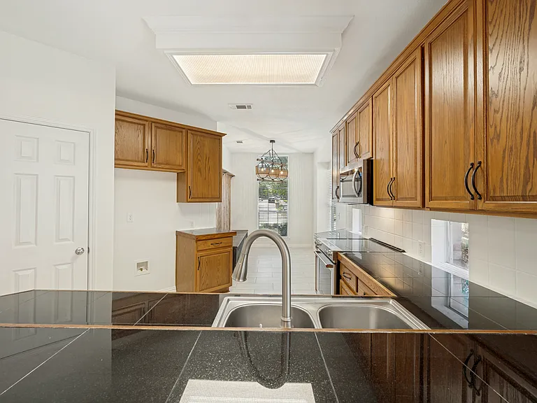 7086 Richmond Dr — Photo 10