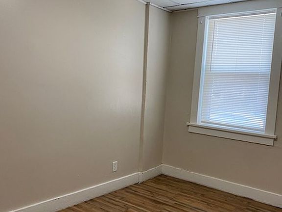 4th image of 2458-2460 Benton St