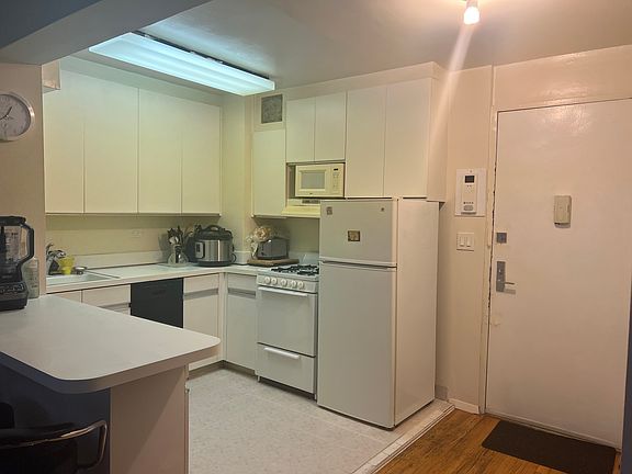 4th image of 200 E 28th St APT 3E