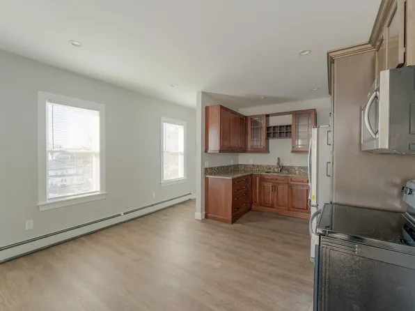 59 Fairlawn Ave Floor 3, Woonsocket, RI 02895