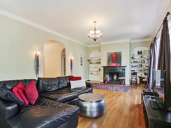 1315 -- LIVING ROOM 