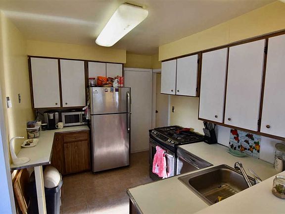 2nd image of 1075 Park Ln N