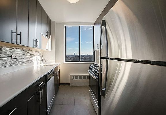 5th image of 300 Mercer St APT 24D