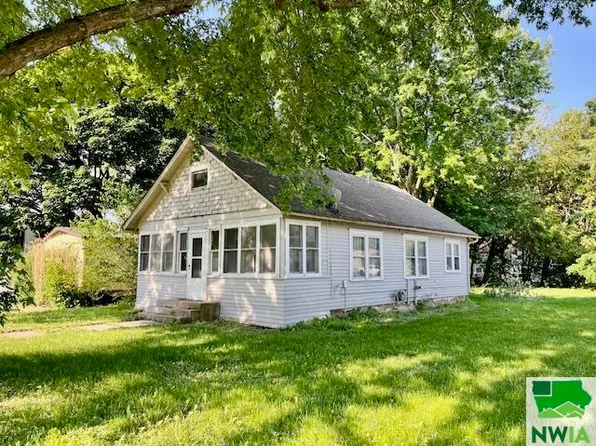 122 N Walnut St, Vermillion, SD 57069