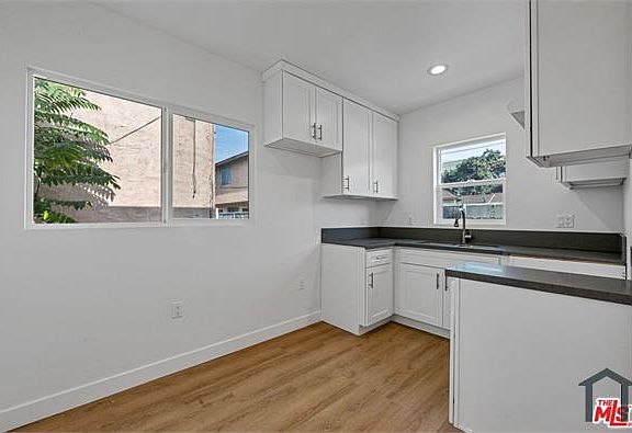 4th image of 220 E Vernon Ave