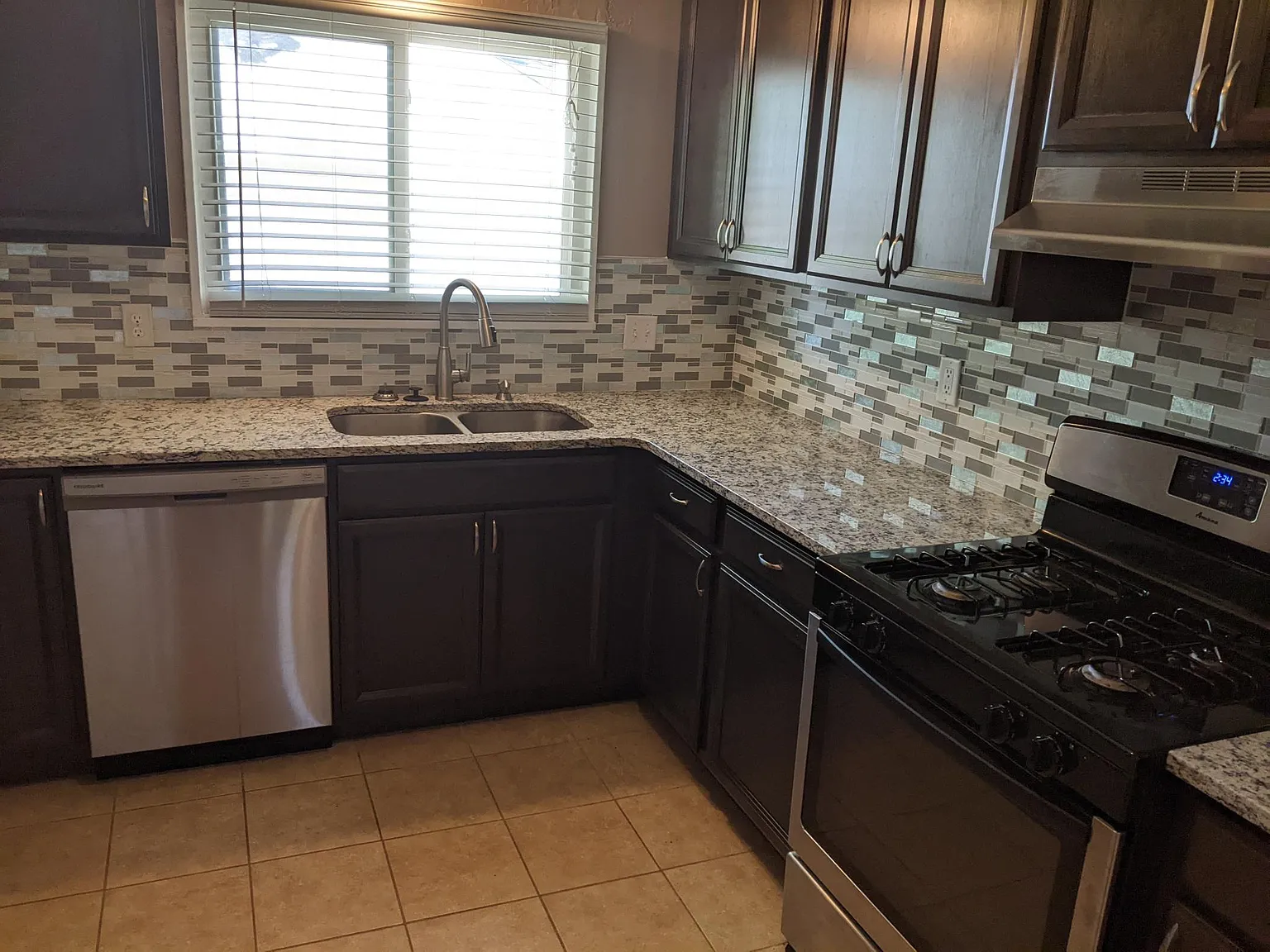 3 bed, 1001 sqft, $1,440 — Photo 2