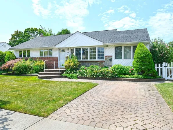 28 Lombardi Place, Plainview, NY 11803