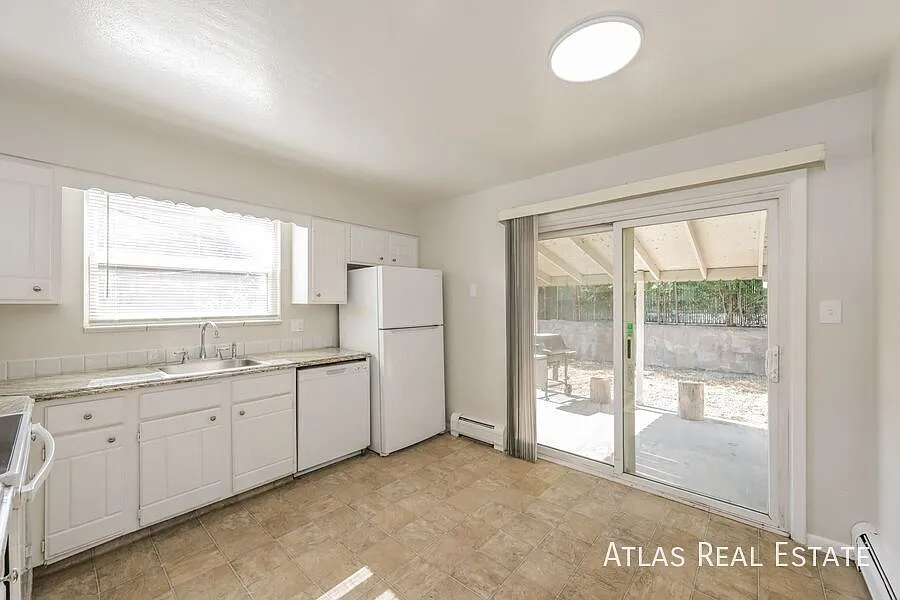 New Carpet And Paint! Bright & Updated In The Heart Of Littleton! — Photo 4
