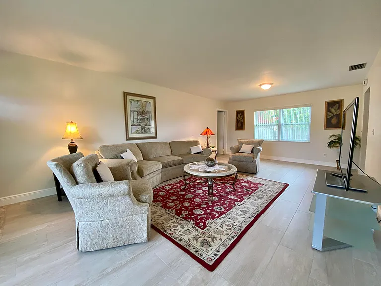 1403 W Libby Dr — Photo 2