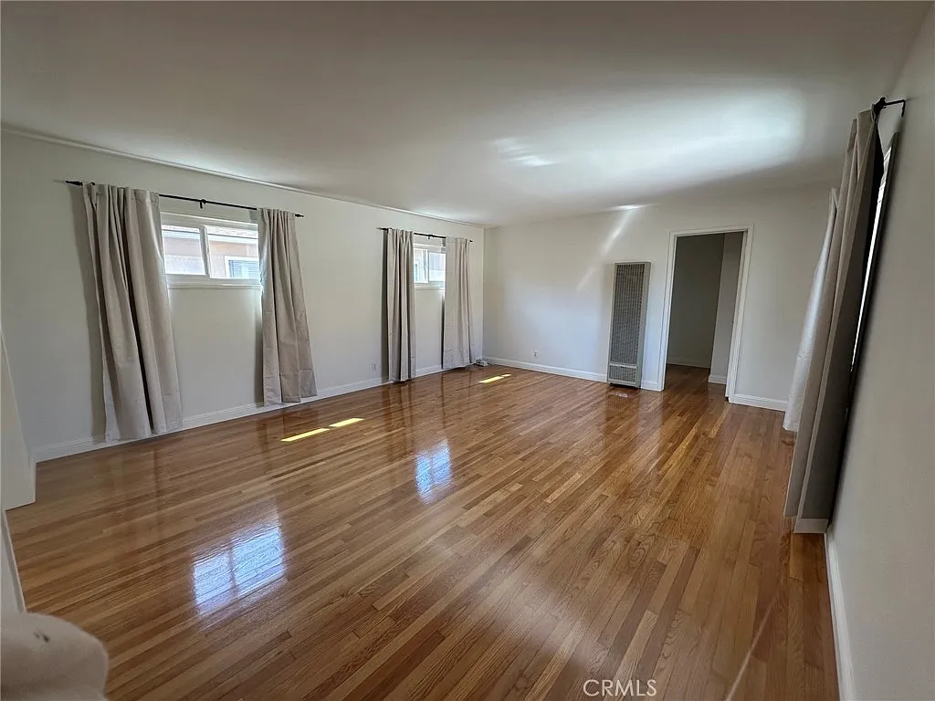 1 bed, 850 sqft, $2,400 — Photo 4