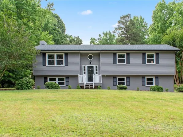 8381 Cheval St, Clemmons, NC 27012