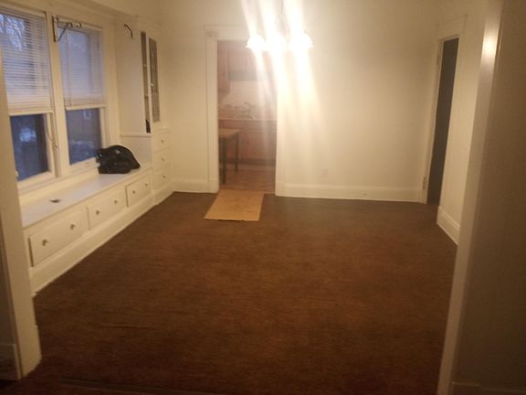 larges Dining room. Blind up