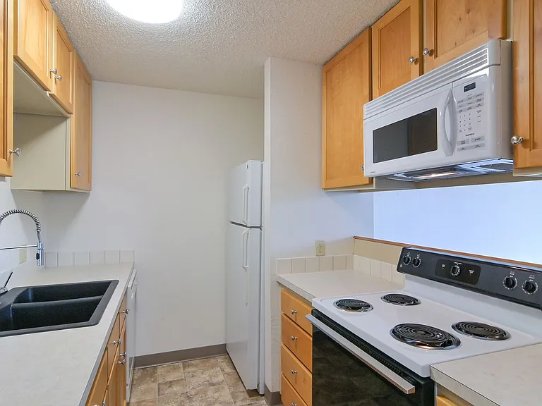 Hess Apartments — Photo 34