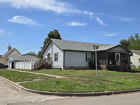 3rd image of 822 Maple St
