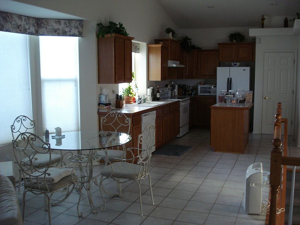 Kitchen & breakfast area